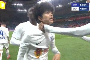 大连英博客场领先!吕焯毅禁区外远射打破僵局