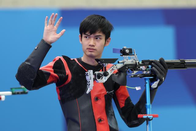 巴黎奥运会+_+射击——男子10米气步枪：中国选手盛李豪夺冠XxjpseC009807_20240729_MVPFN0A001.jpg